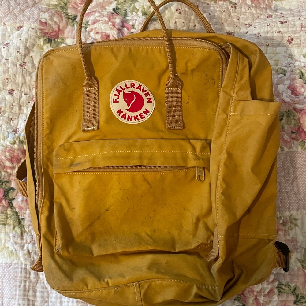 Fjallraven Kanken Backpack Classic || used and slightly worn - decent condition